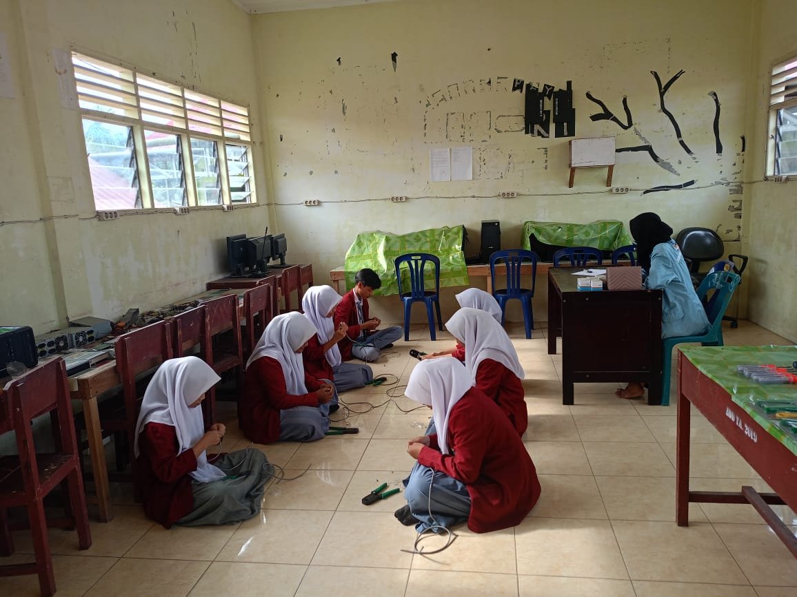 Praktik Perakitan Jaringan Siswa TKJ